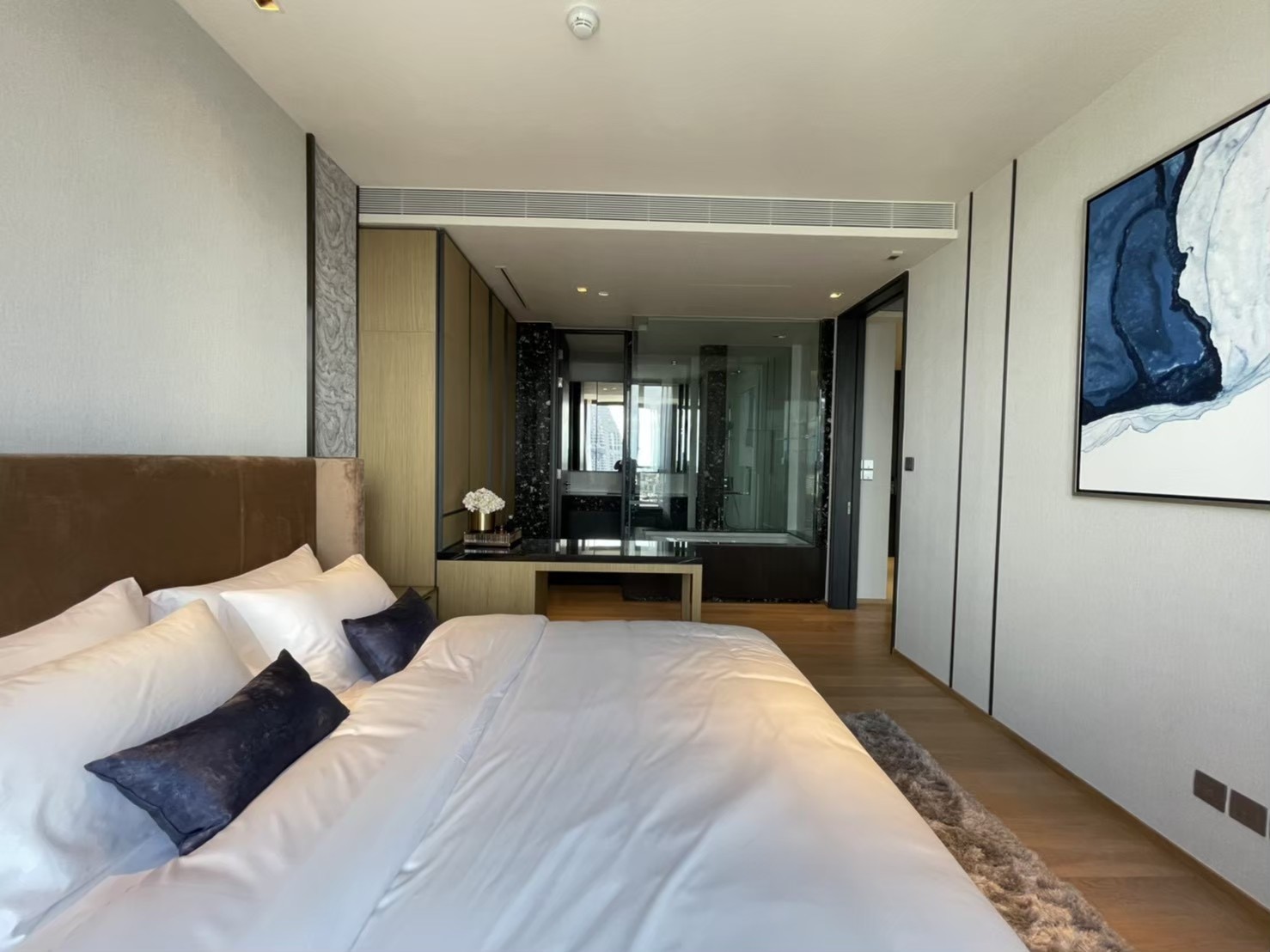 Luxury 1-bedroom condo at BEATNIQ Sukhumvit 32, 58 sqm, fully furnished with Italian furniture, near BTS Thong Lo. Rent 68,000 THB/month.
