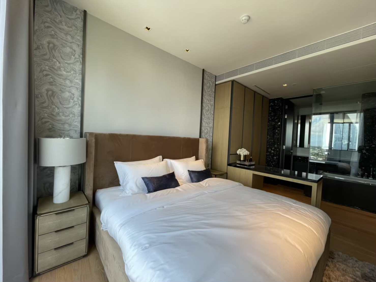 Luxury 1-bedroom condo at BEATNIQ Sukhumvit 32, 58 sqm, fully furnished with Italian furniture, near BTS Thong Lo. Rent 68,000 THB/month.