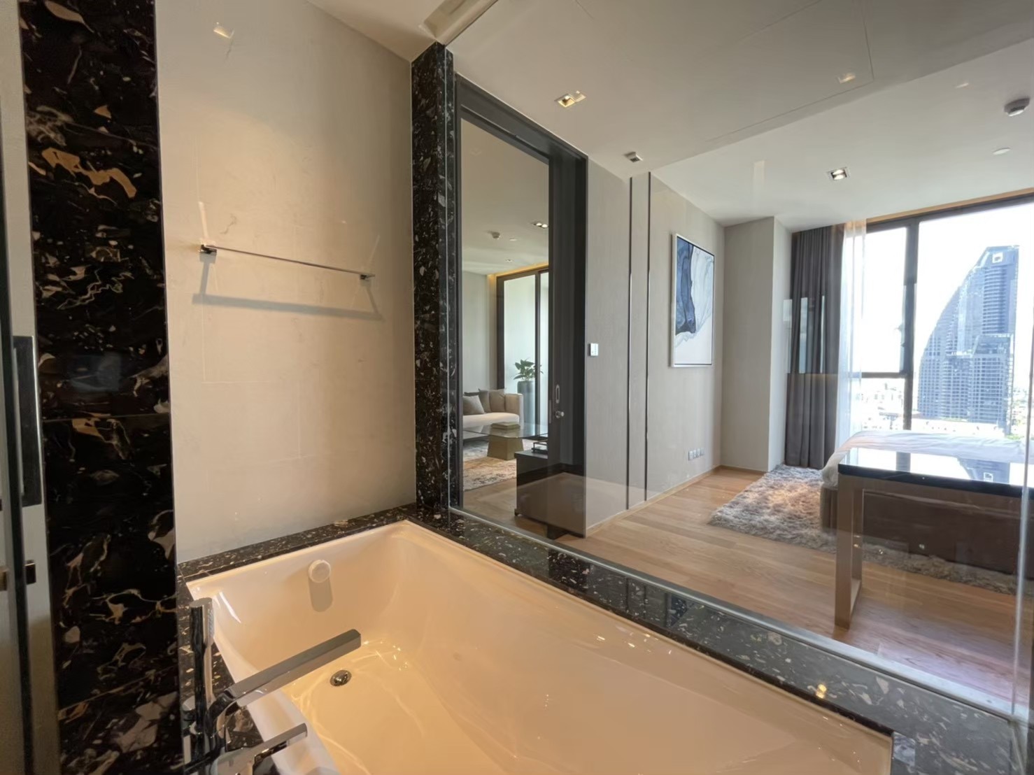 Luxury 1-bedroom condo at BEATNIQ Sukhumvit 32, 58 sqm, fully furnished with Italian furniture, near BTS Thong Lo. Rent 68,000 THB/month.