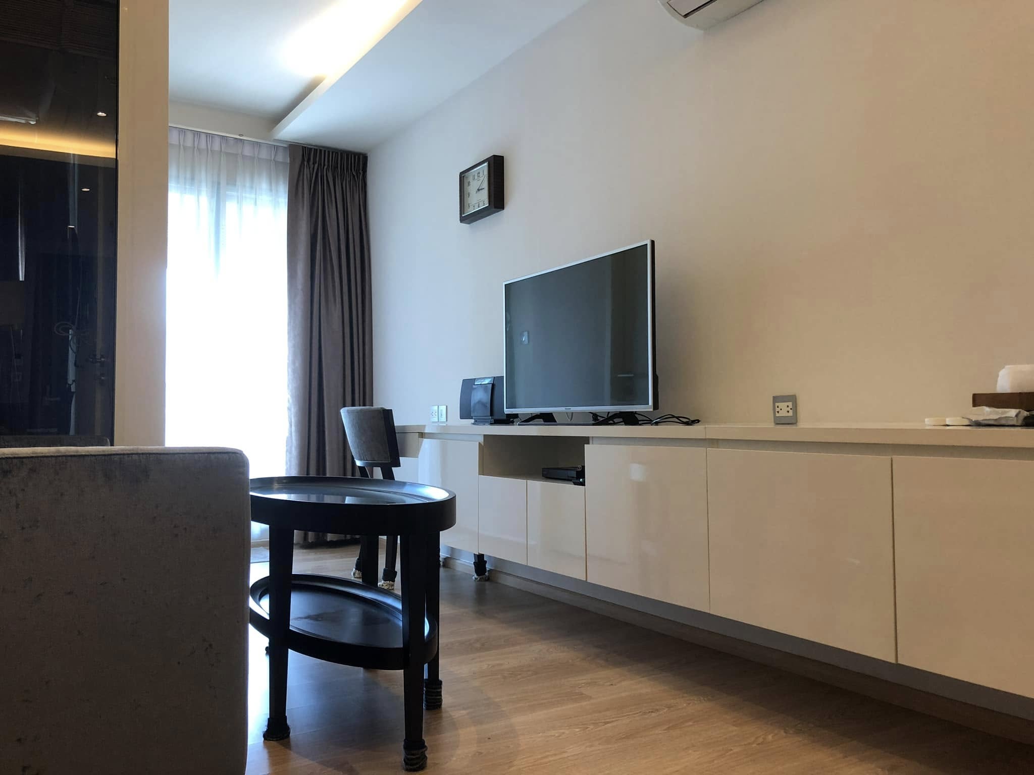 Luxury 1-bedroom condo at H Sukhumvit 43, 43 sqm, fully furnished, near BTS Phrom Phong, The EmQuartier, and Benjasiri Park. Rent: 28,000 THB monthly.