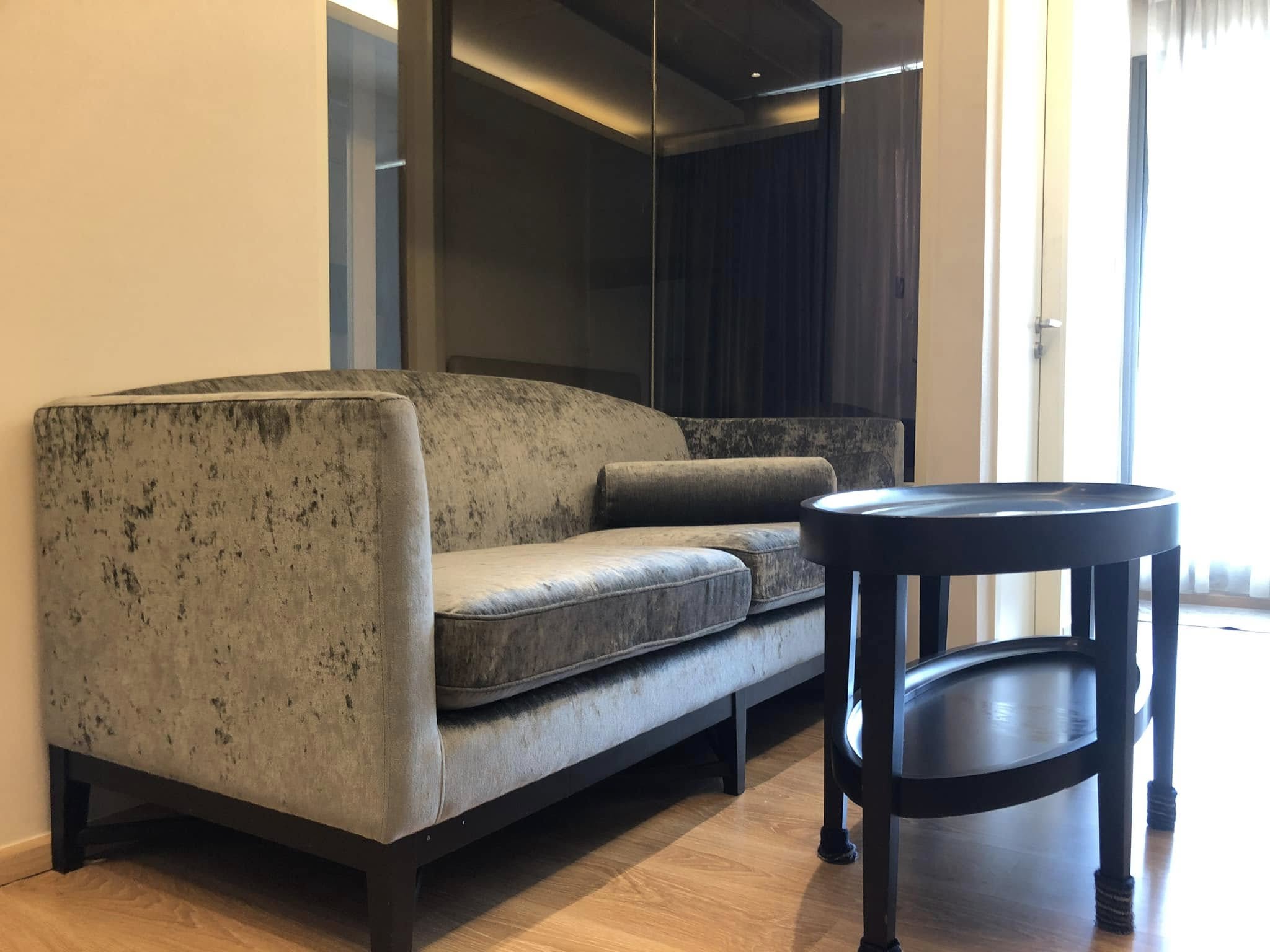 Luxury 1-bedroom condo at H Sukhumvit 43, 43 sqm, fully furnished, near BTS Phrom Phong, The EmQuartier, and Benjasiri Park. Rent: 28,000 THB monthly.