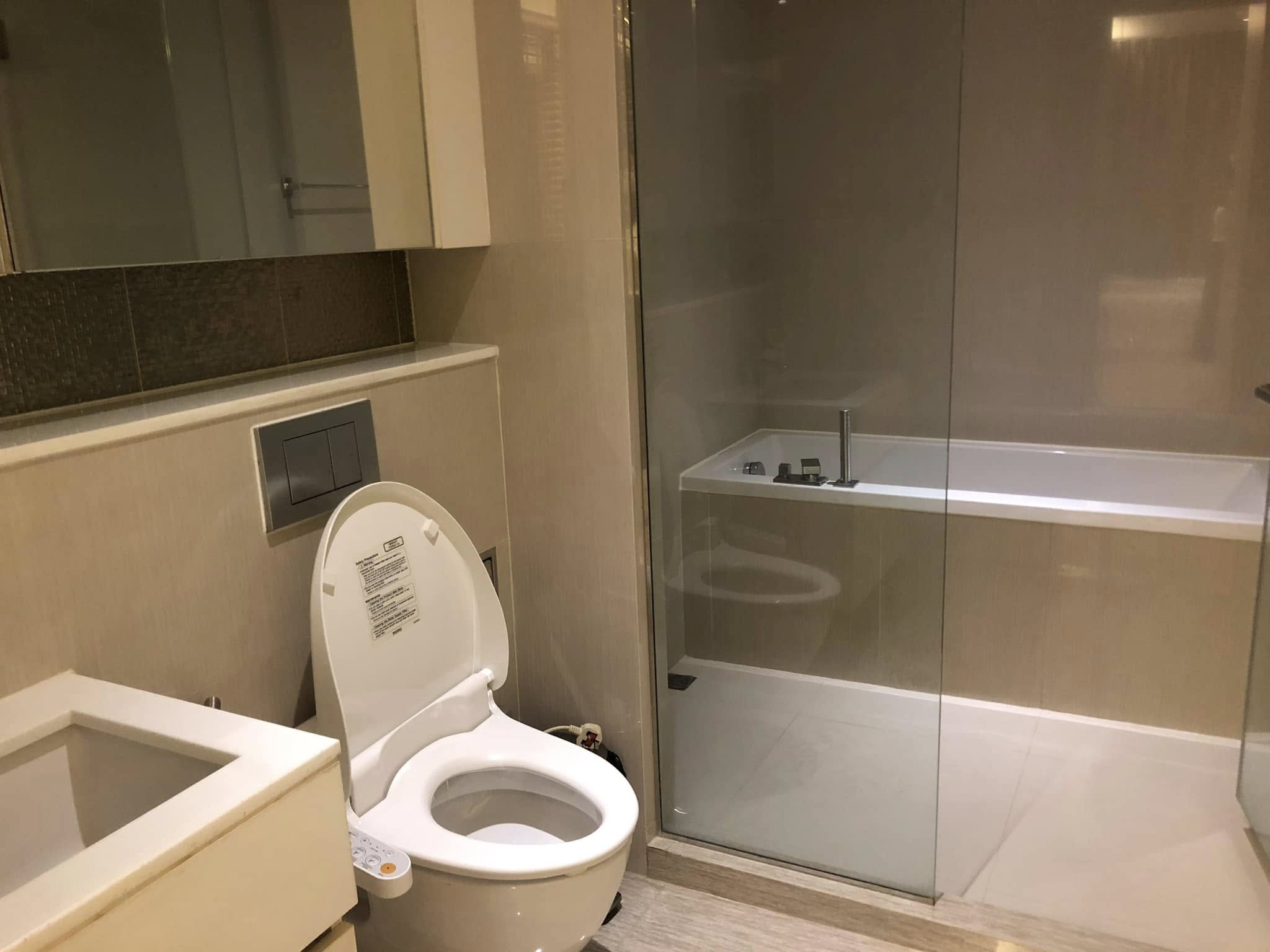 Luxury 1-bedroom condo at H Sukhumvit 43, 43 sqm, fully furnished, near BTS Phrom Phong, The EmQuartier, and Benjasiri Park. Rent: 28,000 THB monthly.