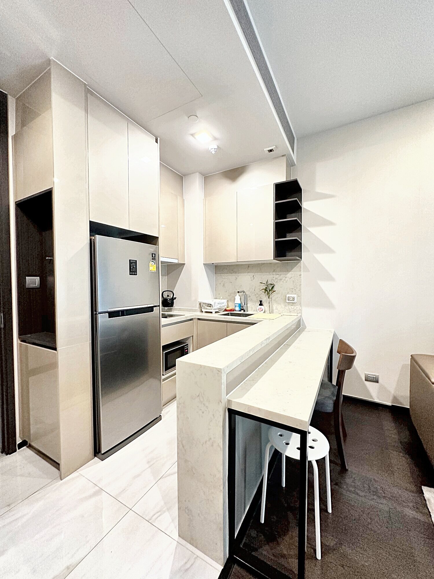Luxurious 1-Bed 1-Bath 43 sqm condo at LAVIQ Sukhumvit 57 for rent at 39,000 Baht. Prime location near Thonglor BTS with premium amenities.