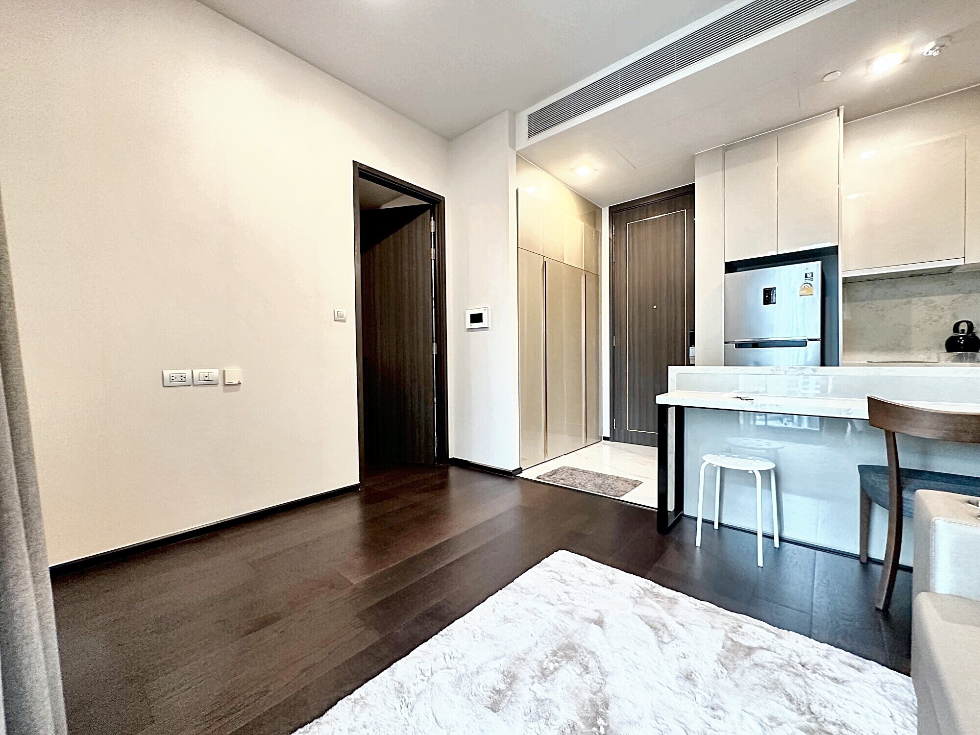 Luxurious 1-Bed 1-Bath 43 sqm condo at LAVIQ Sukhumvit 57 for rent at 39,000 Baht. Prime location near Thonglor BTS with premium amenities.