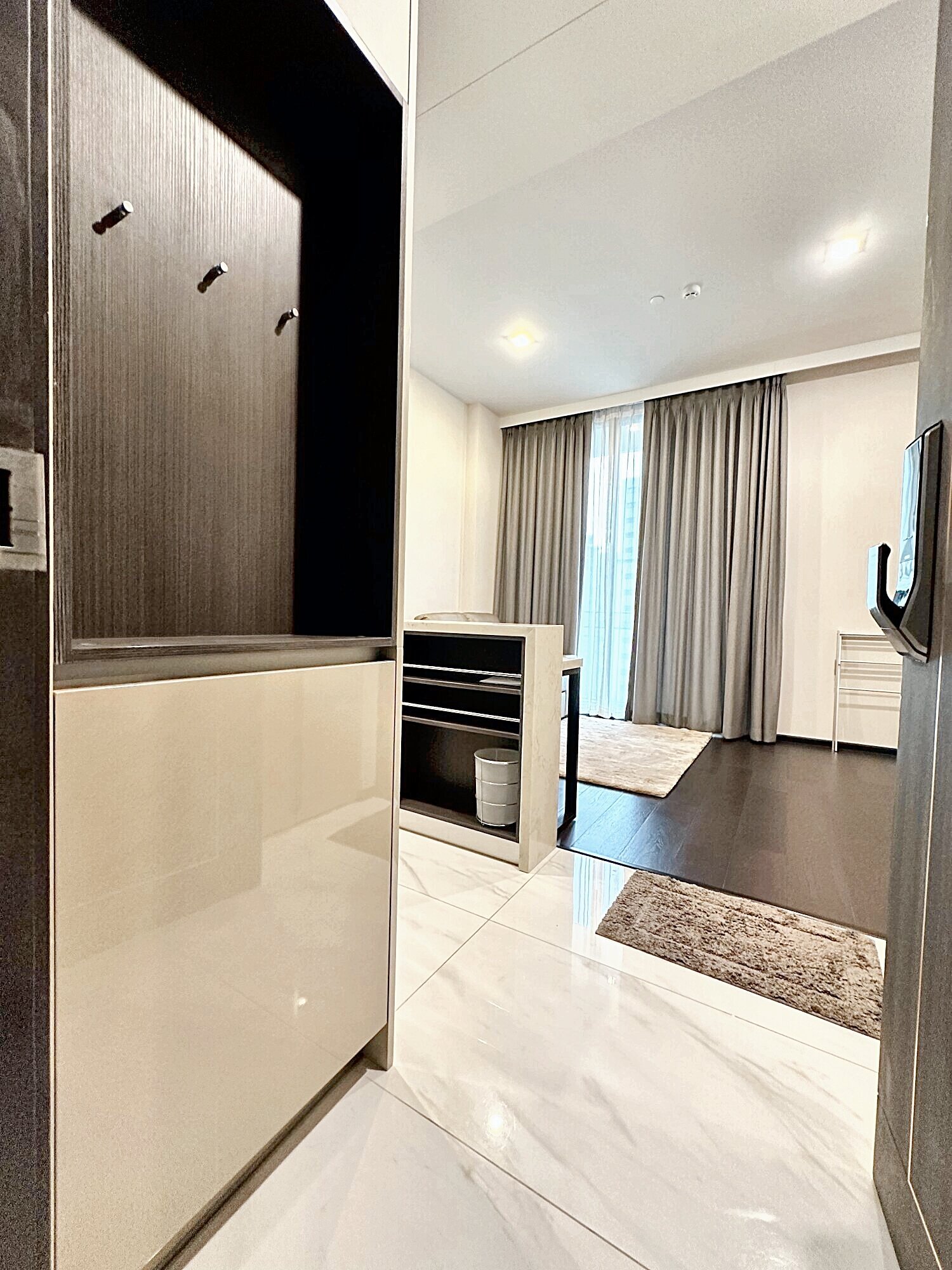 Luxurious 1-Bed 1-Bath 43 sqm condo at LAVIQ Sukhumvit 57 for rent at 39,000 Baht. Prime location near Thonglor BTS with premium amenities.