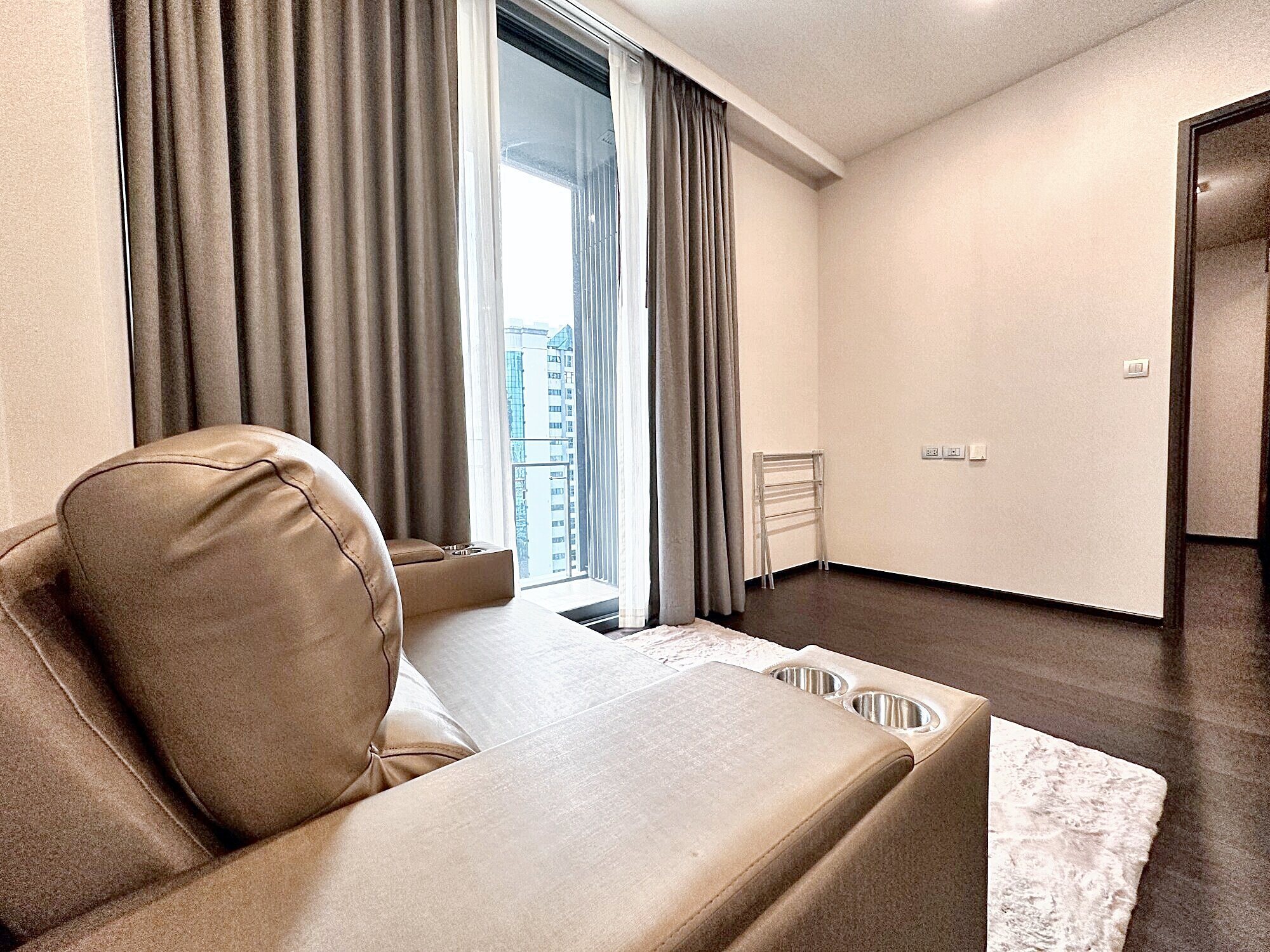Luxurious 1-Bed 1-Bath 43 sqm condo at LAVIQ Sukhumvit 57 for rent at 39,000 Baht. Prime location near Thonglor BTS with premium amenities.