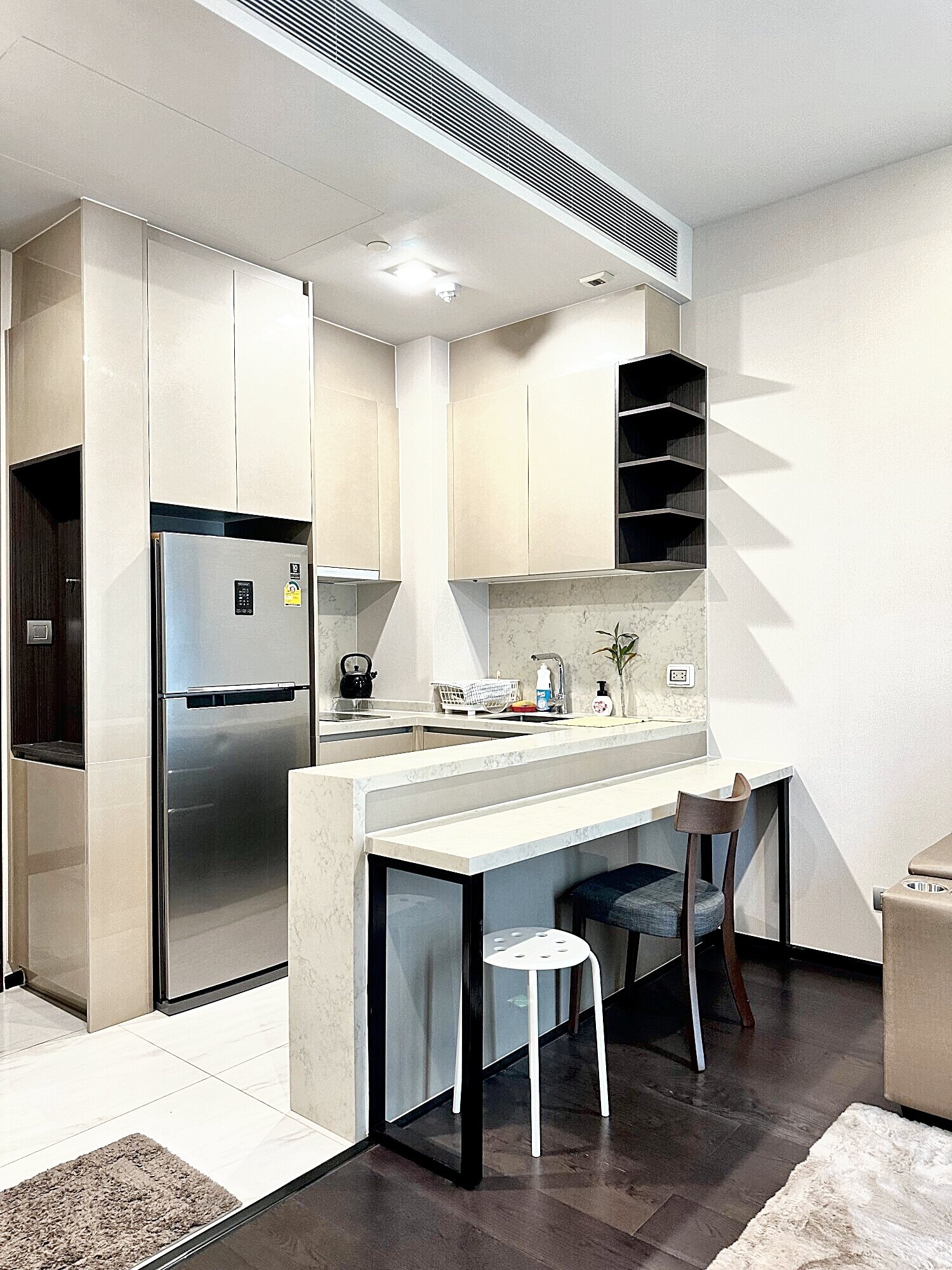 Luxurious 1-Bed 1-Bath 43 sqm condo at LAVIQ Sukhumvit 57 for rent at 39,000 Baht. Prime location near Thonglor BTS with premium amenities.