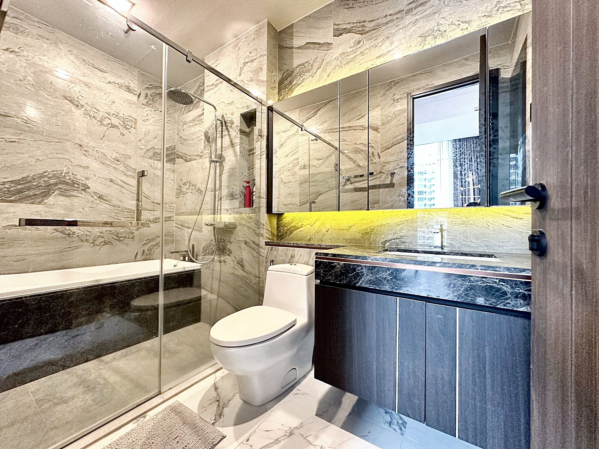 Luxurious 1-Bed 1-Bath 43 sqm condo at LAVIQ Sukhumvit 57 for rent at 39,000 Baht. Prime location near Thonglor BTS with premium amenities.