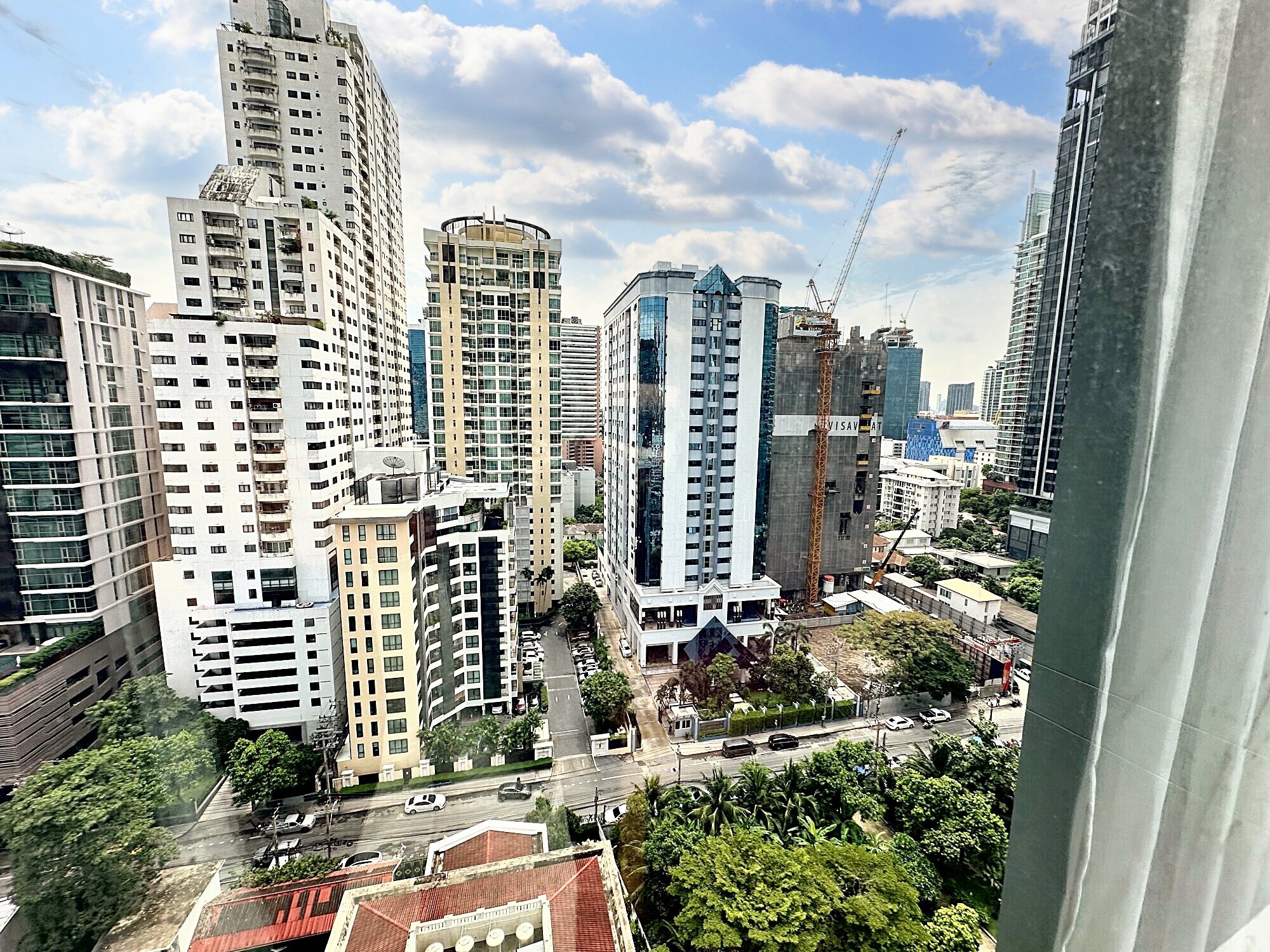 Luxurious 1-Bed 1-Bath 43 sqm condo at LAVIQ Sukhumvit 57 for rent at 39,000 Baht. Prime location near Thonglor BTS with premium amenities.