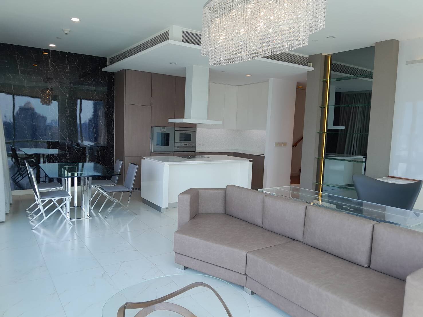 Luxury 2-bedroom 2-bathroom 173.52 sqm penthouse at 185 Rajadamri for rent. High floor, open views, concierge, pool, gym, and library.