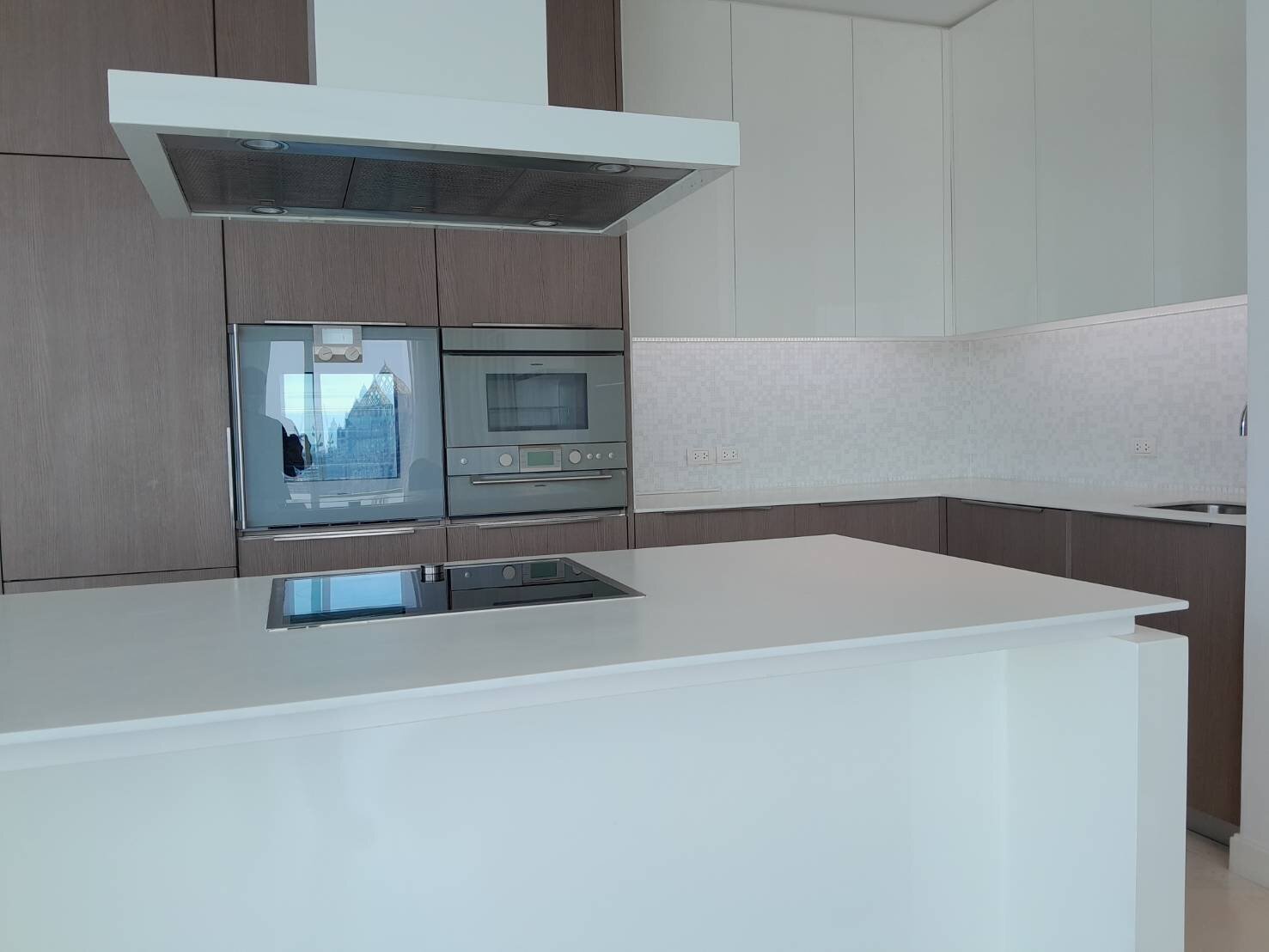 Luxury 2-bedroom 2-bathroom 173.52 sqm penthouse at 185 Rajadamri for rent. High floor, open views, concierge, pool, gym, and library.