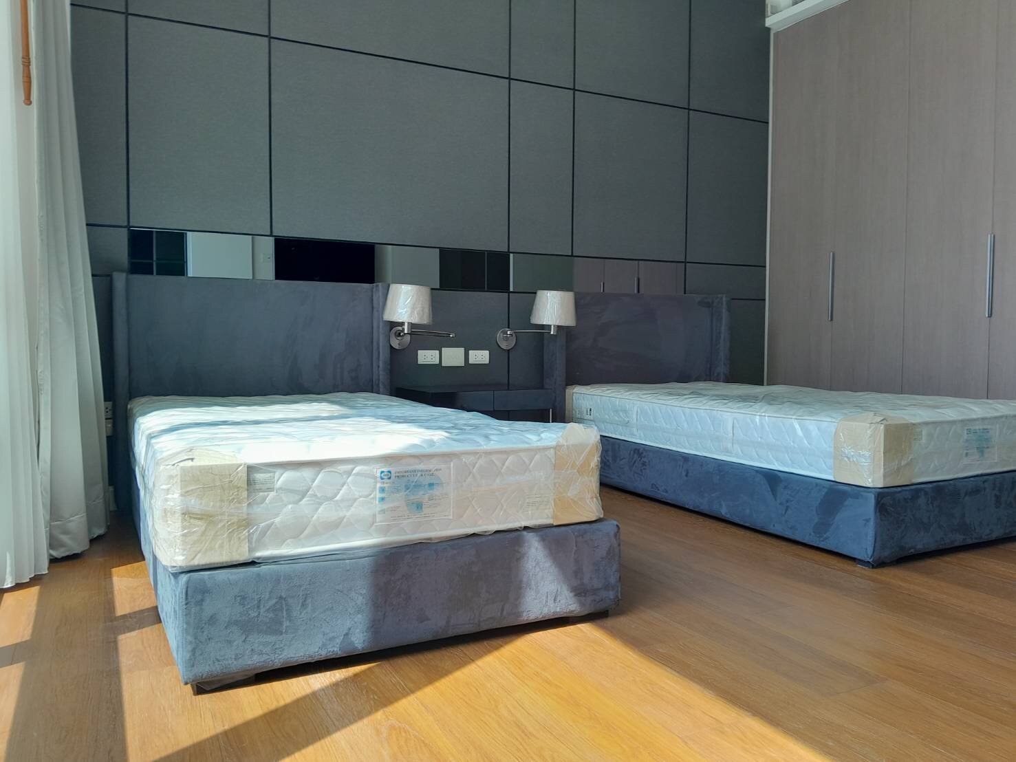 Luxury 2-bedroom 2-bathroom 173.52 sqm penthouse at 185 Rajadamri for rent. High floor, open views, concierge, pool, gym, and library.