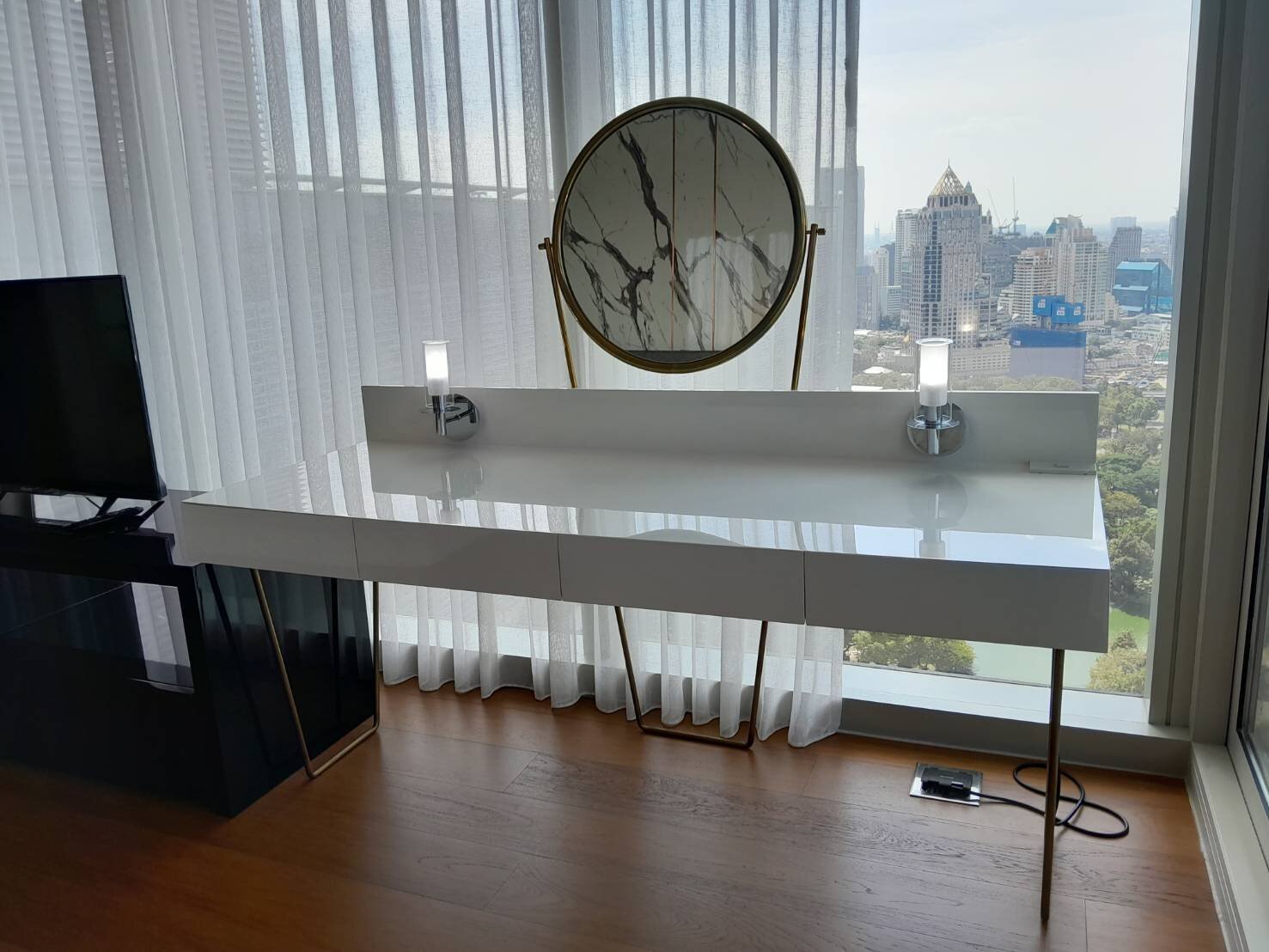 Luxury 2-bedroom 2-bathroom 173.52 sqm penthouse at 185 Rajadamri for rent. High floor, open views, concierge, pool, gym, and library.