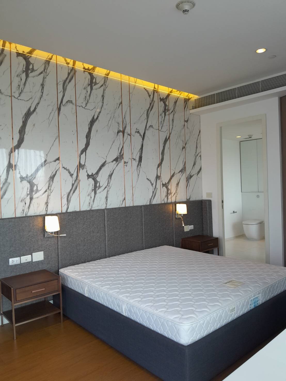 Luxury 2-bedroom 2-bathroom 173.52 sqm penthouse at 185 Rajadamri for rent. High floor, open views, concierge, pool, gym, and library.