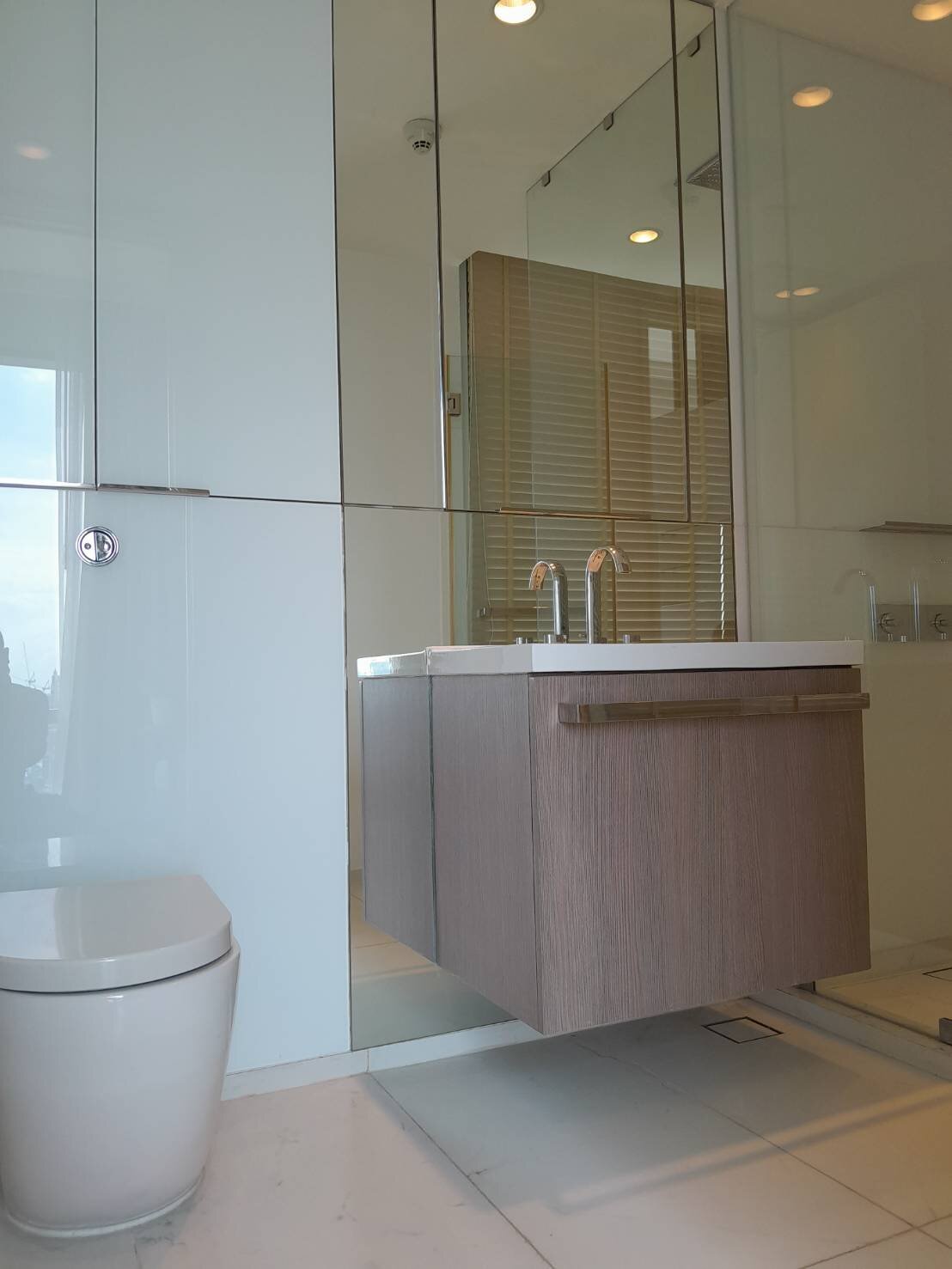 Luxury 2-bedroom 2-bathroom 173.52 sqm penthouse at 185 Rajadamri for rent. High floor, open views, concierge, pool, gym, and library.