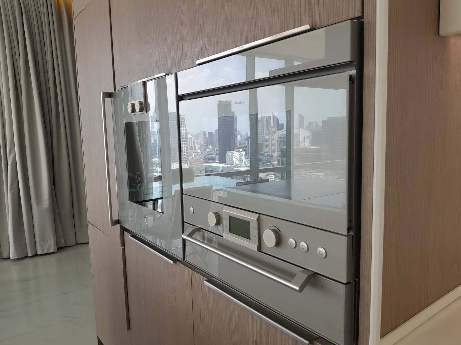 Luxury 2-bedroom 2-bathroom 173.52 sqm penthouse at 185 Rajadamri for rent. High floor, open views, concierge, pool, gym, and library.
