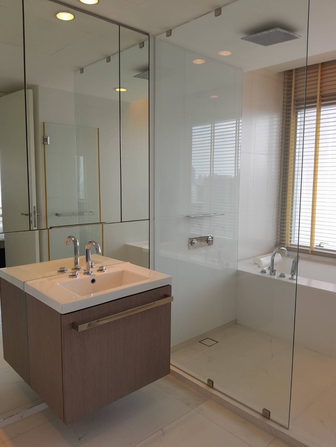 Luxury 2-bedroom 2-bathroom 173.52 sqm penthouse at 185 Rajadamri for rent. High floor, open views, concierge, pool, gym, and library.