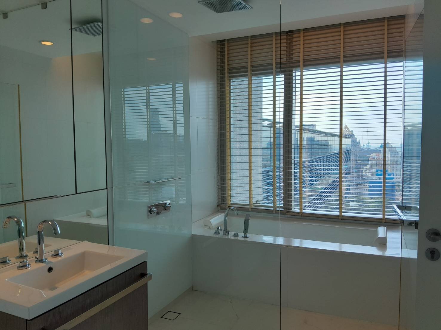 Luxury 2-bedroom 2-bathroom 173.52 sqm penthouse at 185 Rajadamri for rent. High floor, open views, concierge, pool, gym, and library.