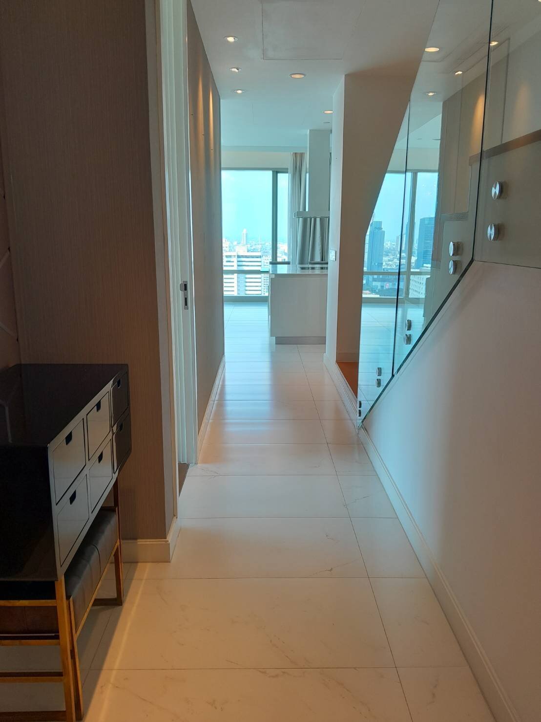 Luxury 2-bedroom 2-bathroom 173.52 sqm penthouse at 185 Rajadamri for rent. High floor, open views, concierge, pool, gym, and library.