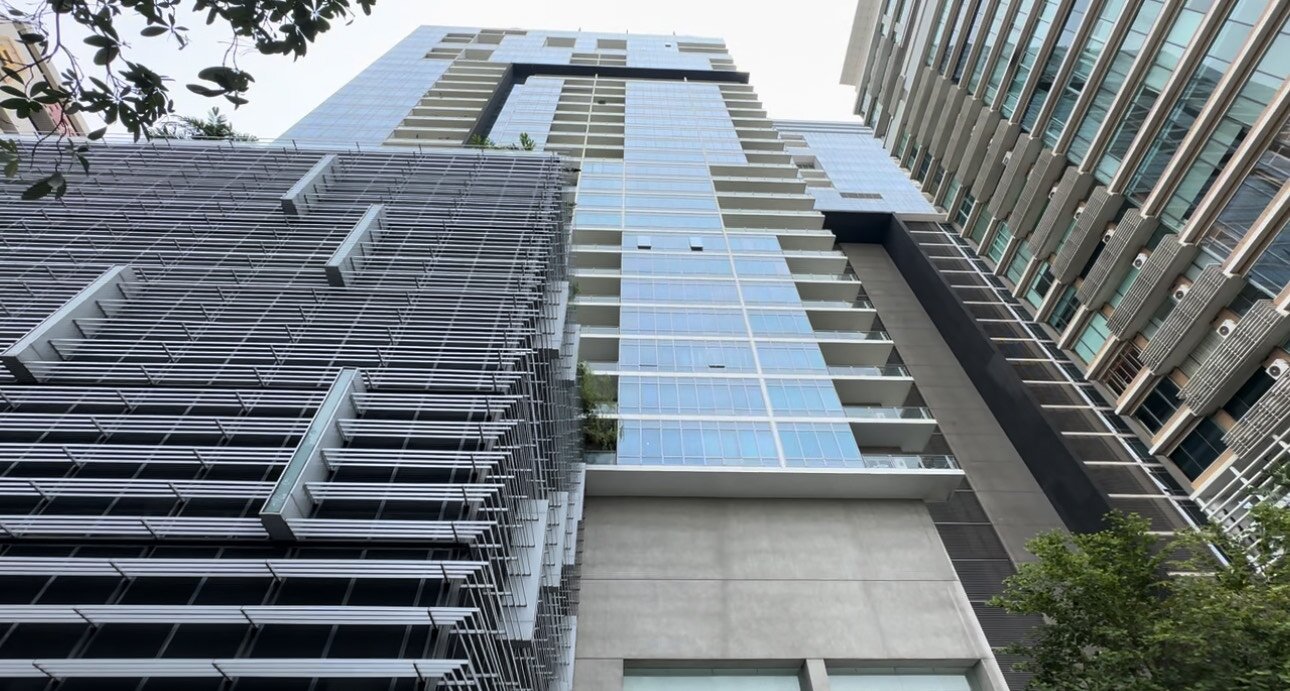 Luxury 2-bedroom 2-bathroom 173.52 sqm penthouse at 185 Rajadamri for rent. High floor, open views, concierge, pool, gym, and library.