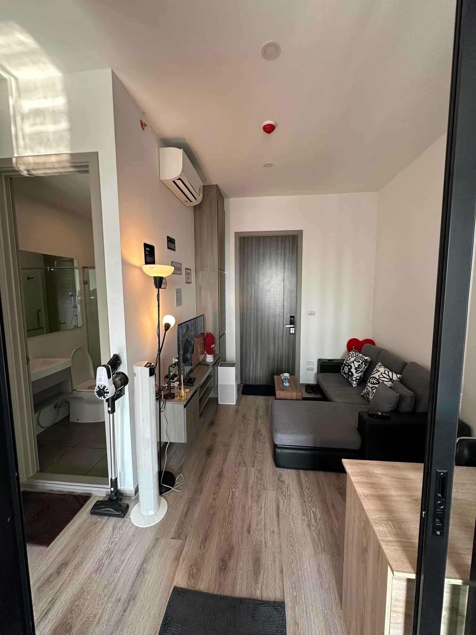 Modern 1-bedroom 1-bathroom 28 sqm condo at Knightsbridge Prime Onnut for rent or sale. High floor, fully furnished, near BTS Onnut, ready April 2025.