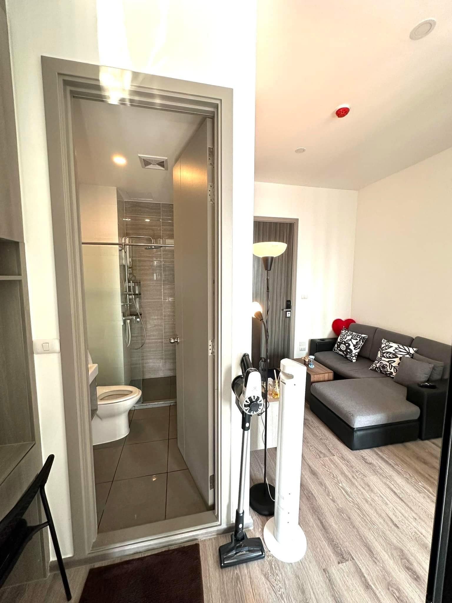 Modern 1-bedroom 1-bathroom 28 sqm condo at Knightsbridge Prime Onnut for rent or sale. High floor, fully furnished, near BTS Onnut, ready April 2025.