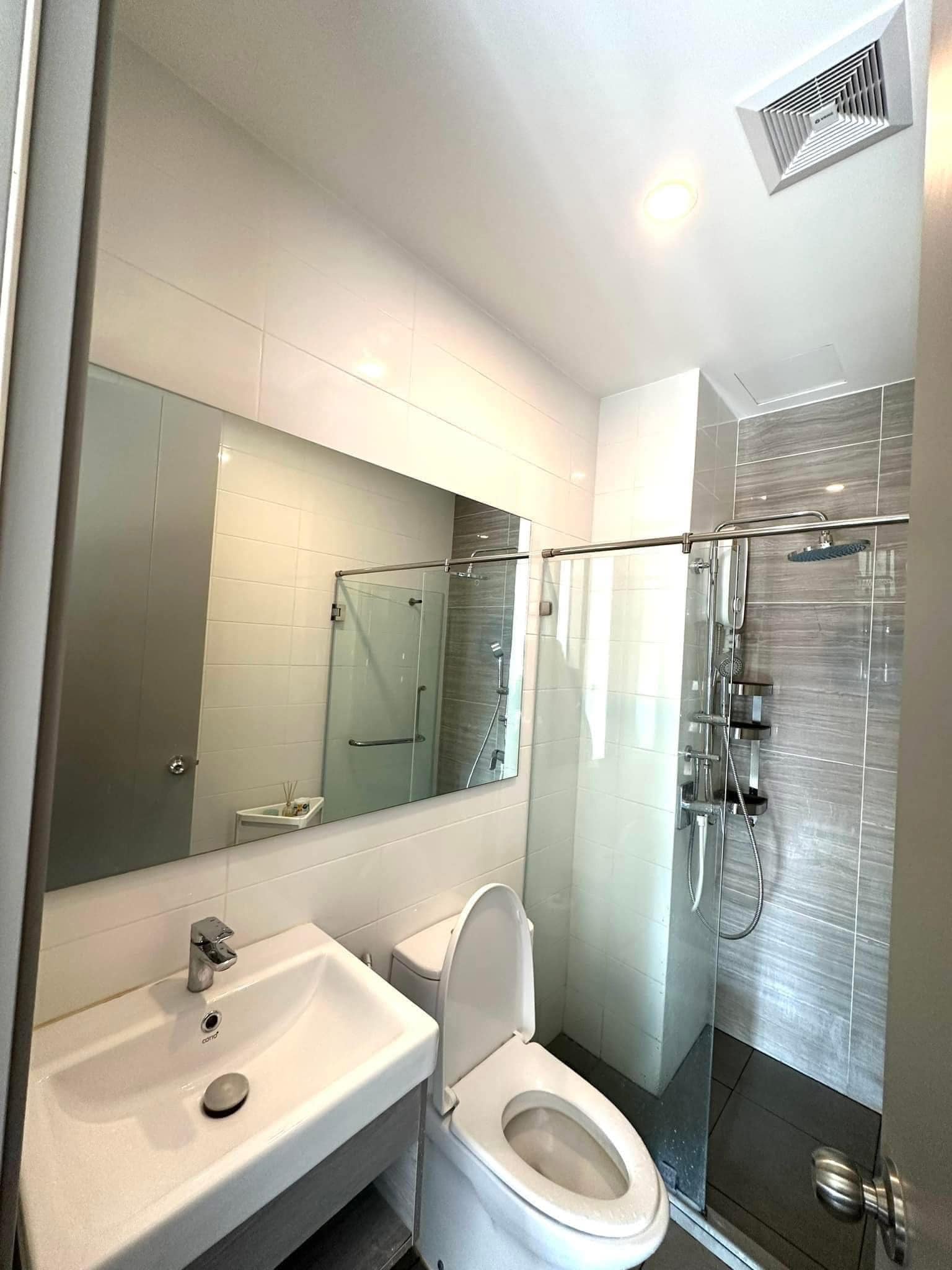 Modern 1-bedroom 1-bathroom 28 sqm condo at Knightsbridge Prime Onnut for rent or sale. High floor, fully furnished, near BTS Onnut, ready April 2025.
