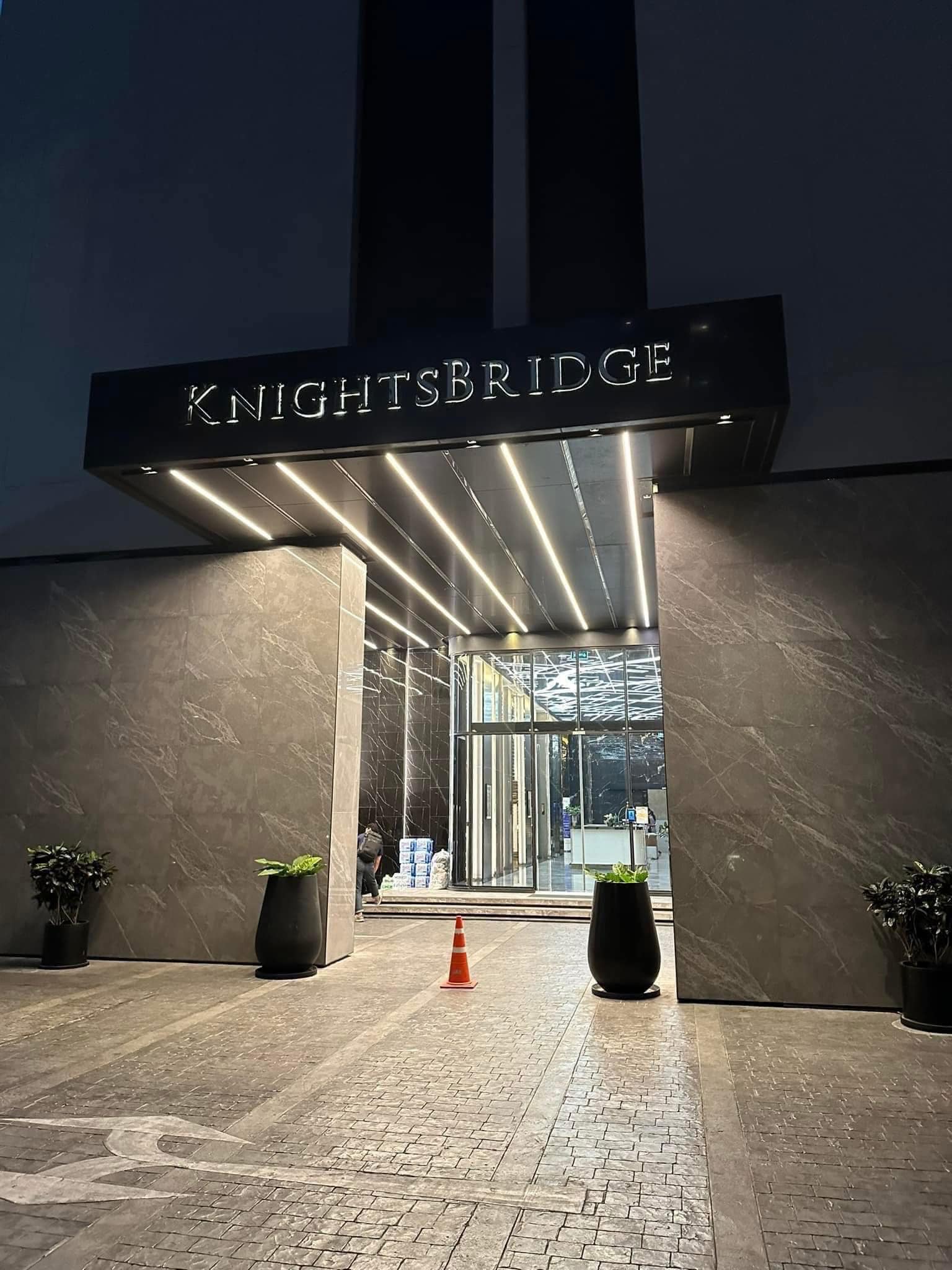 Modern 1-bedroom 1-bathroom 28 sqm condo at Knightsbridge Prime Onnut for rent or sale. High floor, fully furnished, near BTS Onnut, ready April 2025.