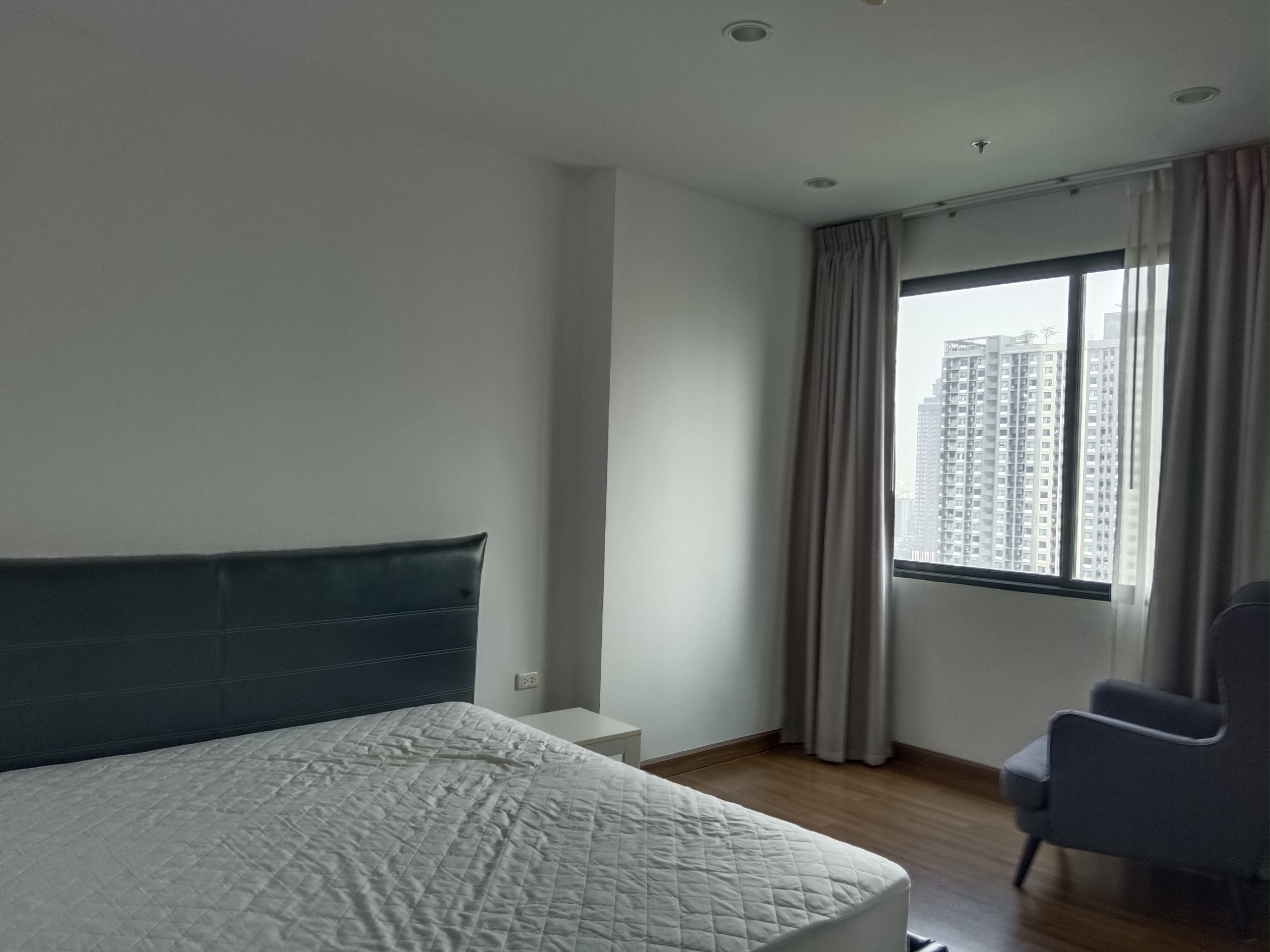 Spacious 2-bedroom 1-bathroom 65 sqm condo at Supalai Premier Place Asoke for rent at THB 30,000/month. Prime location near Asoke BTS & Petchaburi MRT.