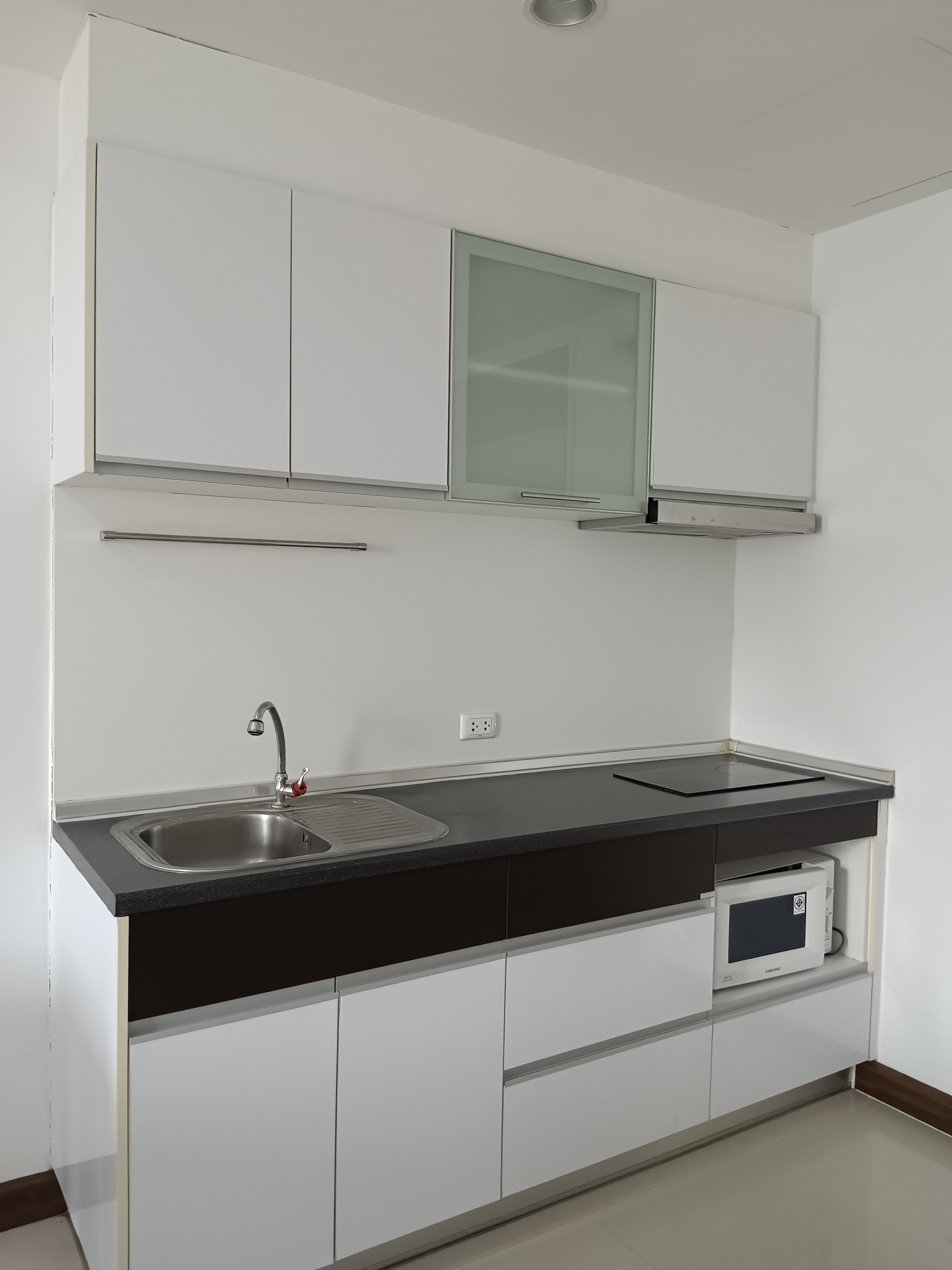 Spacious 2-bedroom 1-bathroom 65 sqm condo at Supalai Premier Place Asoke for rent at THB 30,000/month. Prime location near Asoke BTS & Petchaburi MRT.