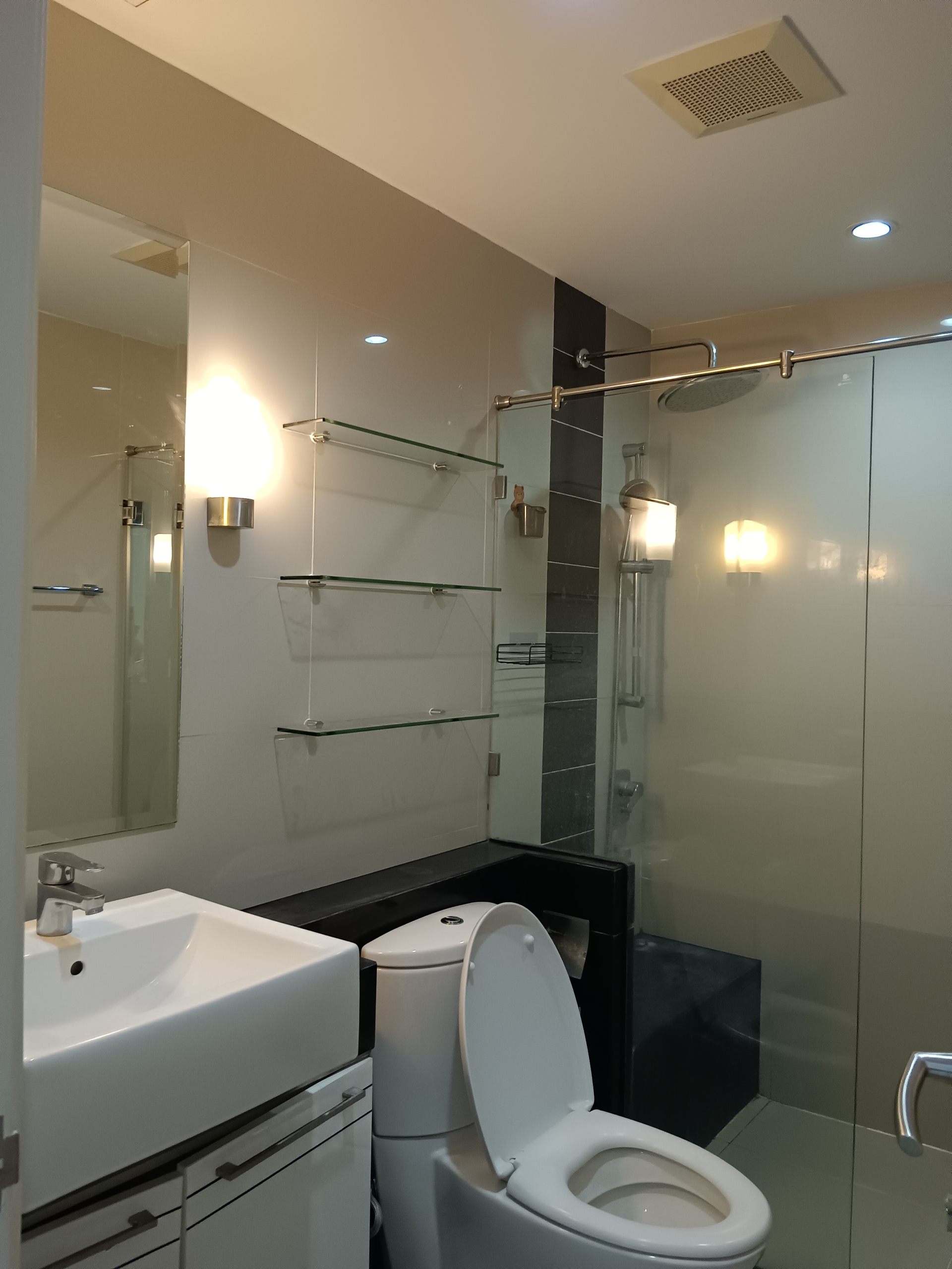Spacious 2-bedroom 1-bathroom 65 sqm condo at Supalai Premier Place Asoke for rent at THB 30,000/month. Prime location near Asoke BTS & Petchaburi MRT.