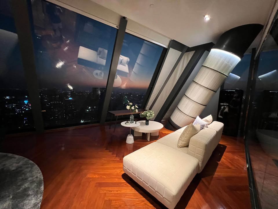Luxury 3-bed 4-bath 297 sqm condo at MARQUE Sukhumvit with private pool, maid's room, and 4 parking spaces for rent at 700,000 THB monthly near Phrom Phong BTS.
