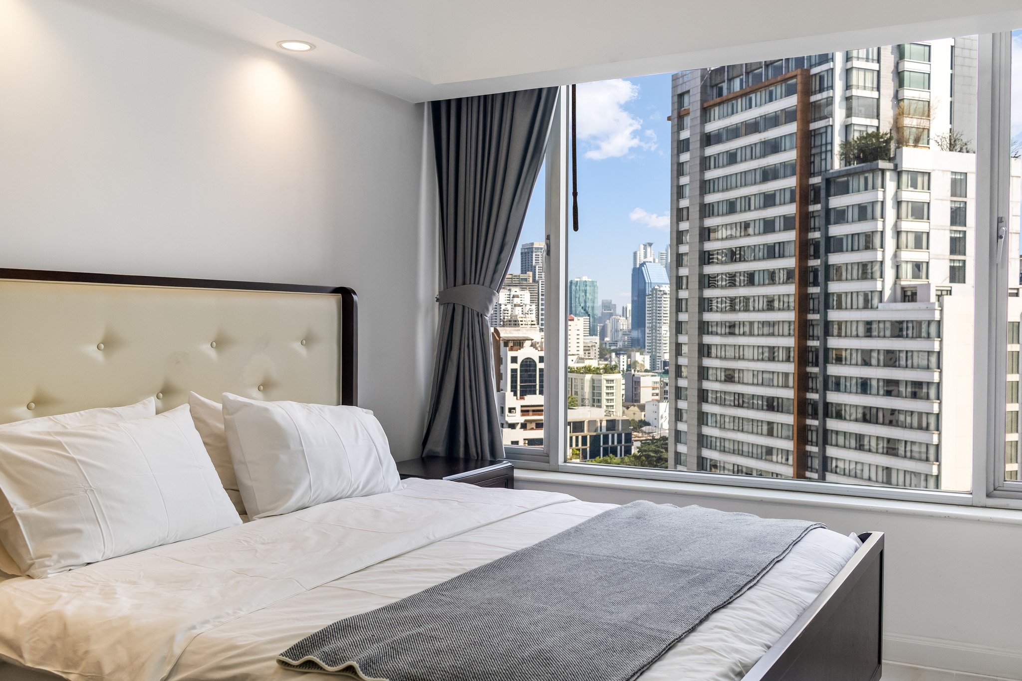 Newly renovated 2+1 bedroom condo at All Seasons Mansion, Ploenchit BTS. Fully furnished, high floor with city views. Rent: 75,000 THB per month.