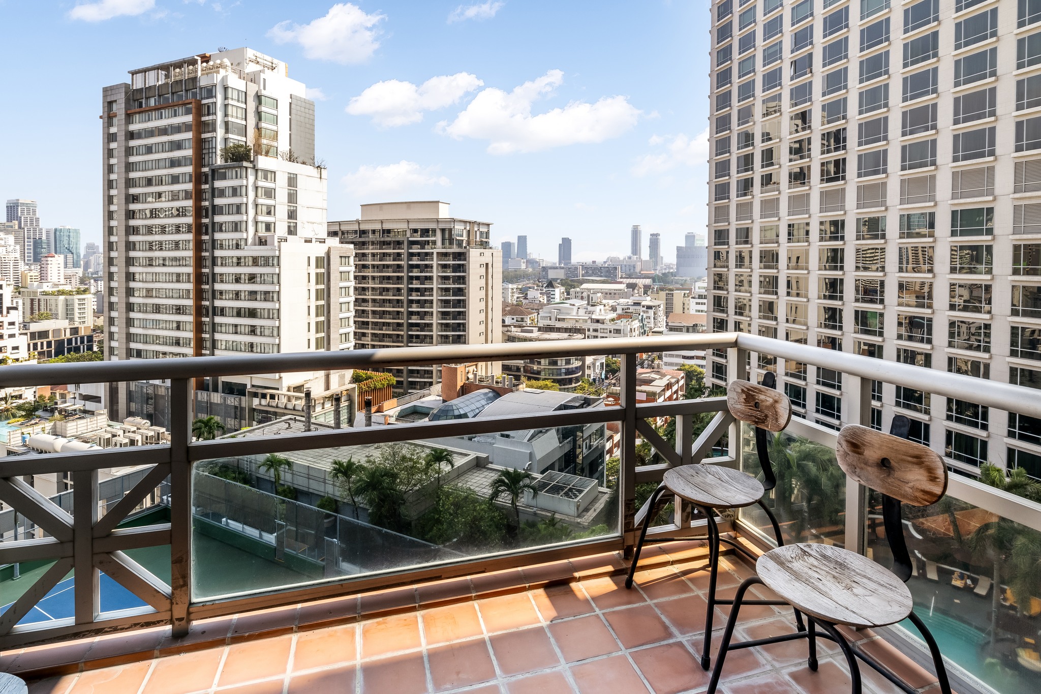 Newly renovated 2+1 bedroom condo at All Seasons Mansion, Ploenchit BTS. Fully furnished, high floor with city views. Rent: 75,000 THB per month.
