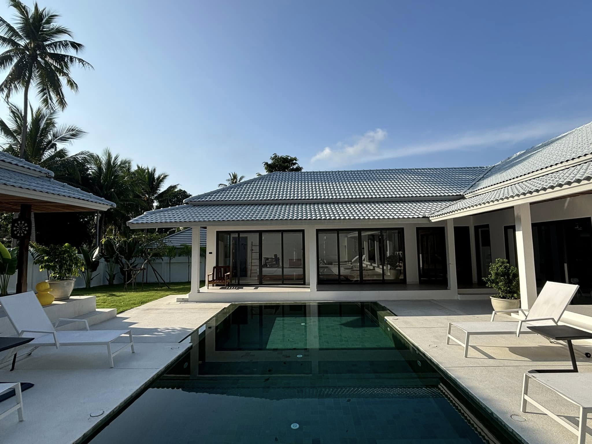 Modern 3-bedroom villa in Maenam, Koh Samui with private pool and customizable finishes. Price: 9.9M THB. Completion in 5-6 months.