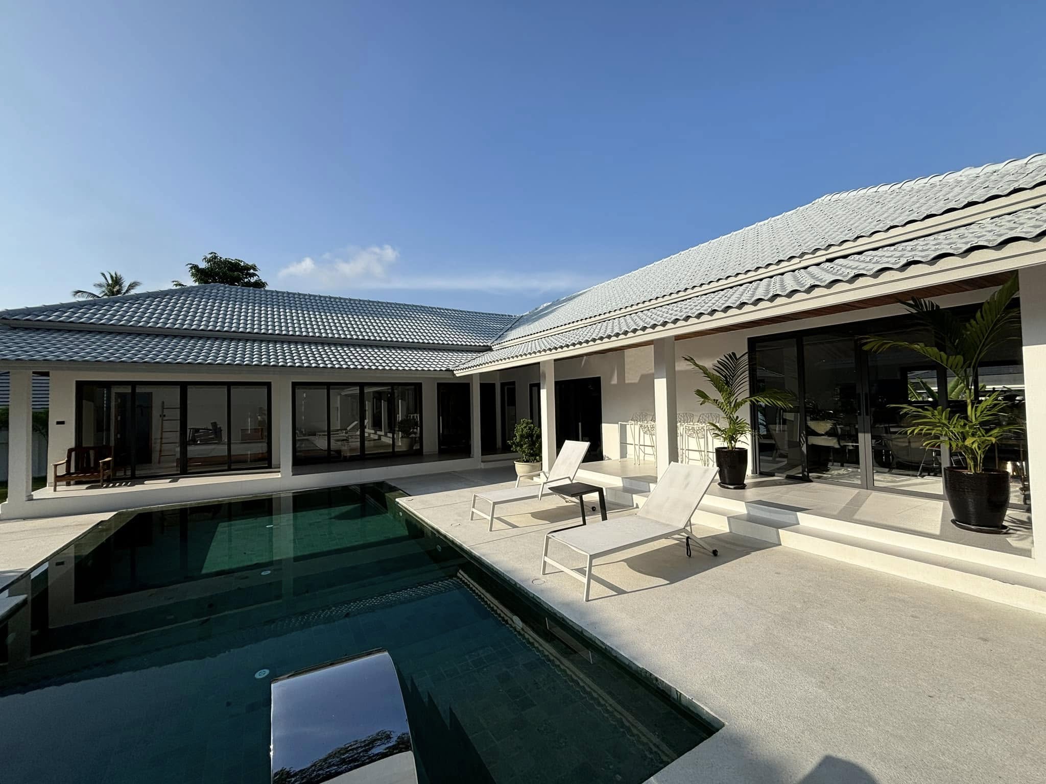 Modern 3-bedroom villa in Maenam, Koh Samui with private pool and customizable finishes. Price: 9.9M THB. Completion in 5-6 months.