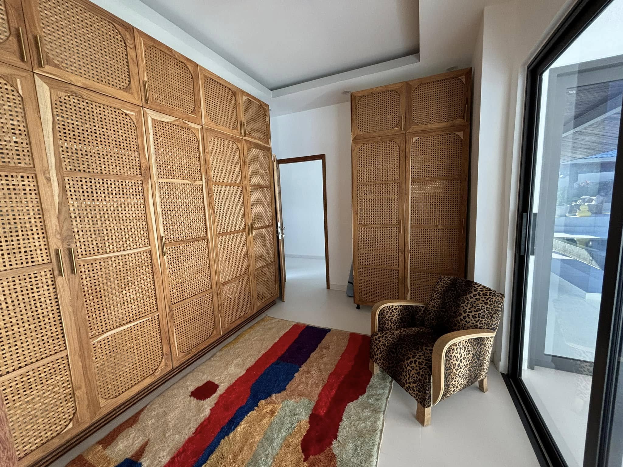 Modern 3-bedroom villa in Maenam, Koh Samui with private pool and customizable finishes. Price: 9.9M THB. Completion in 5-6 months.