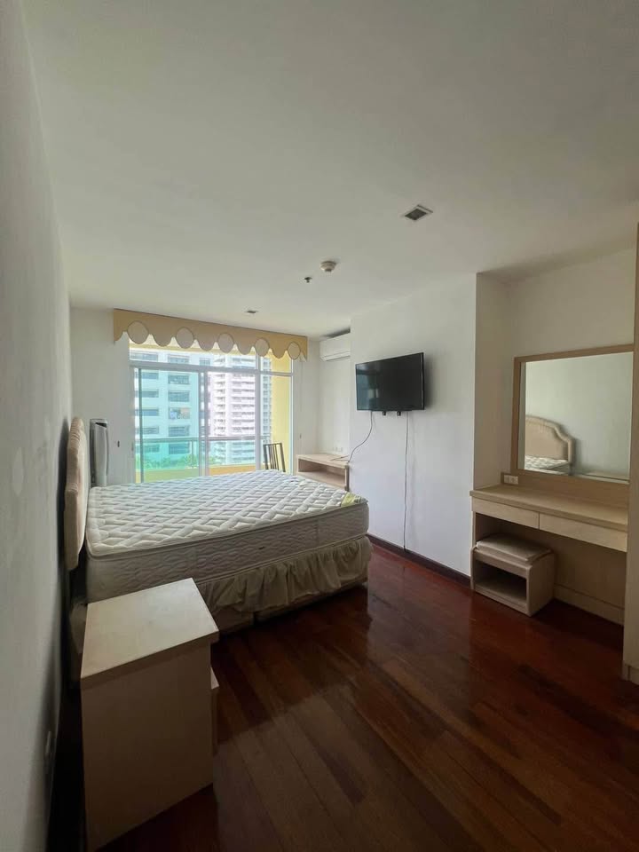 Fully furnished 2-bedroom condo at Sukhumvit City Resort, Sukhumvit 11. 80 sqm, 17th floor, near BTS Nana. Rent: 30,000 THB/month.