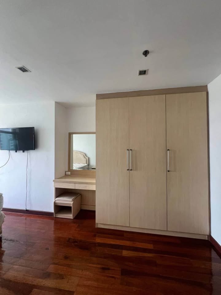 Fully furnished 2-bedroom condo at Sukhumvit City Resort, Sukhumvit 11. 80 sqm, 17th floor, near BTS Nana. Rent: 30,000 THB/month.