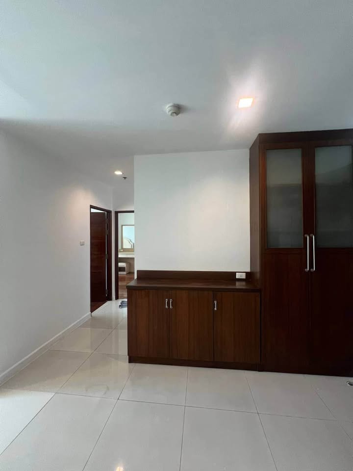 Fully furnished 2-bedroom condo at Sukhumvit City Resort, Sukhumvit 11. 80 sqm, 17th floor, near BTS Nana. Rent: 30,000 THB/month.