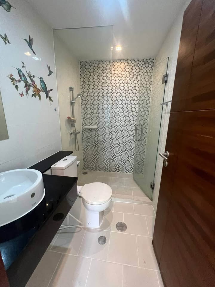 Fully furnished 2-bedroom condo at Sukhumvit City Resort, Sukhumvit 11. 80 sqm, 17th floor, near BTS Nana. Rent: 30,000 THB/month.