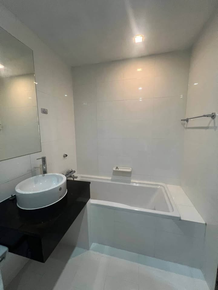 Fully furnished 2-bedroom condo at Sukhumvit City Resort, Sukhumvit 11. 80 sqm, 17th floor, near BTS Nana. Rent: 30,000 THB/month.