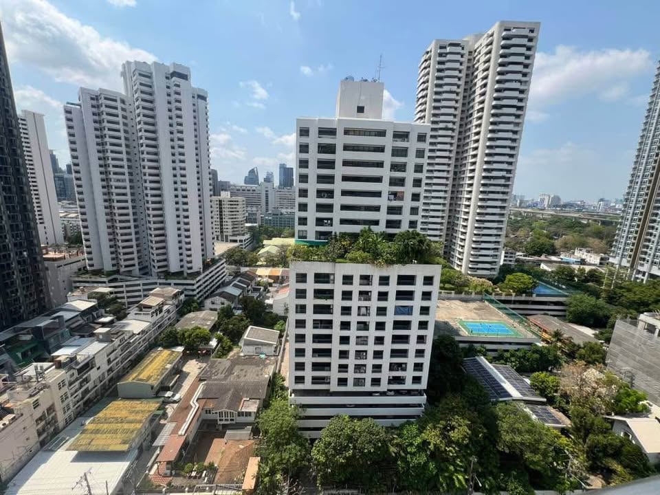 Fully furnished 2-bedroom condo at Sukhumvit City Resort, Sukhumvit 11. 80 sqm, 17th floor, near BTS Nana. Rent: 30,000 THB/month.