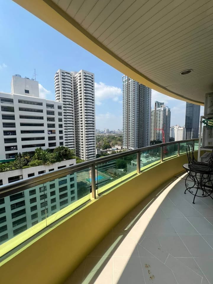 Fully furnished 2-bedroom condo at Sukhumvit City Resort, Sukhumvit 11. 80 sqm, 17th floor, near BTS Nana. Rent: 30,000 THB/month.