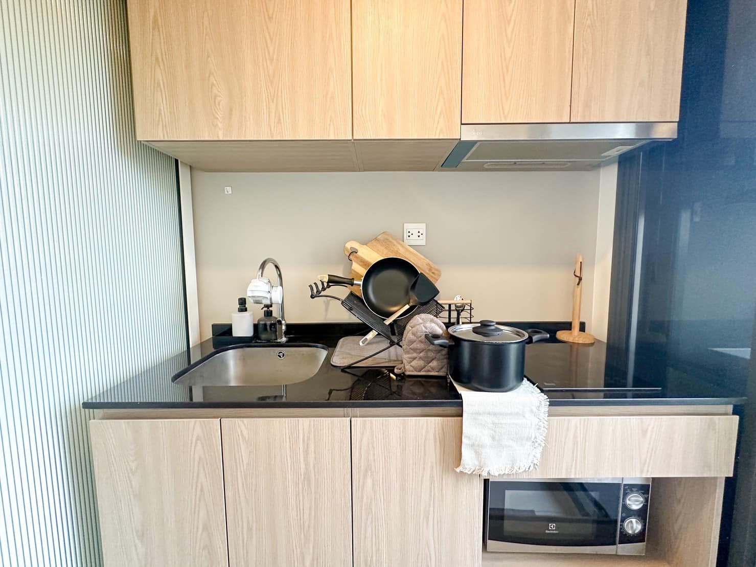 Modern 1-bedroom condo at Chambers On Nut Station. 27 sqm, 5th floor, near BTS On Nut. Sold with tenant, rental 16,000 THB/month. Price: 3.5M THB.