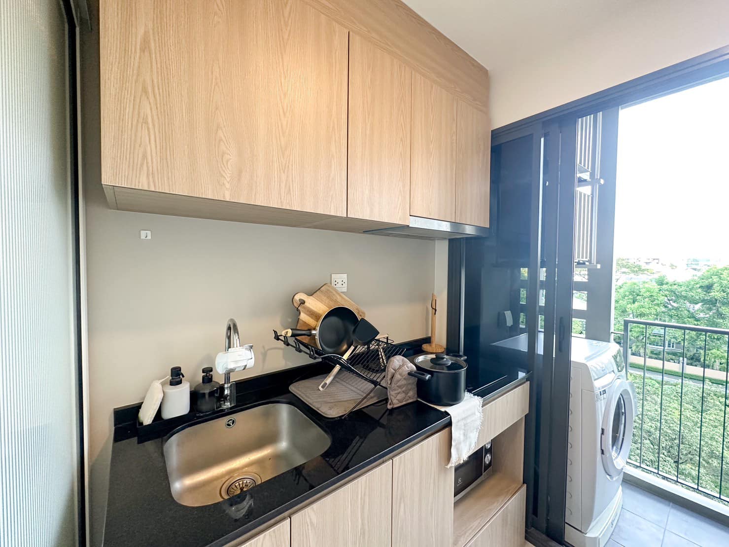 Modern 1-bedroom condo at Chambers On Nut Station. 27 sqm, 5th floor, near BTS On Nut. Sold with tenant, rental 16,000 THB/month. Price: 3.5M THB.