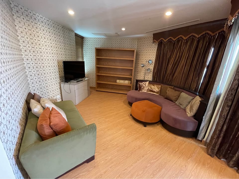 Spacious 3-bedroom condo at Sathorn Gardens. 230 sqm, high floor, near BTS Chong Nonsi. Rent 85,000 THB/month. Fully furnished with luxury facilities.