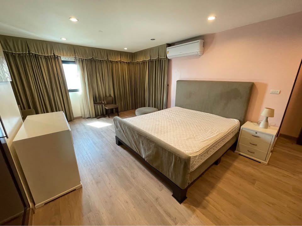 Spacious 3-bedroom condo at Sathorn Gardens. 230 sqm, high floor, near BTS Chong Nonsi. Rent 85,000 THB/month. Fully furnished with luxury facilities.
