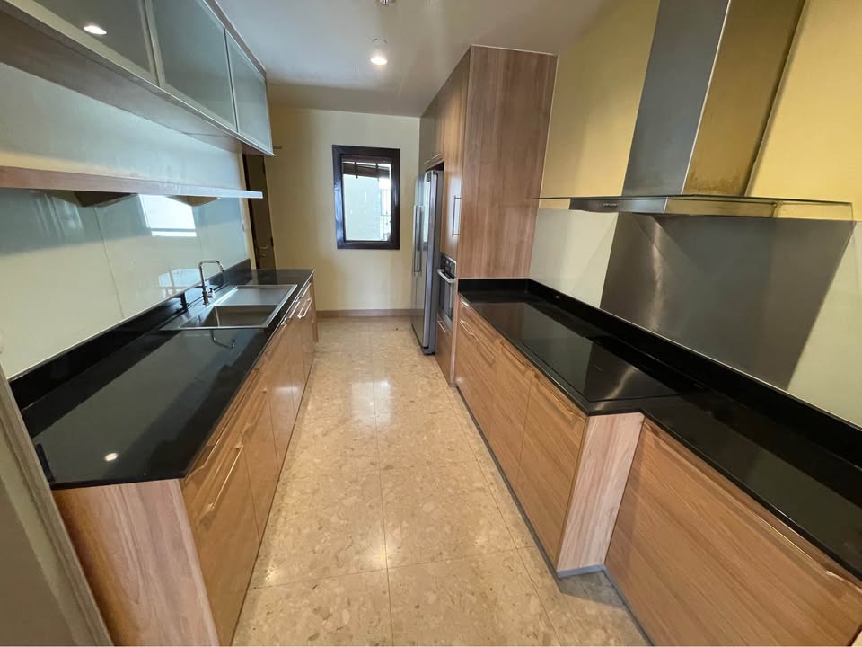 Spacious 3-bedroom condo at Sathorn Gardens. 230 sqm, high floor, near BTS Chong Nonsi. Rent 85,000 THB/month. Fully furnished with luxury facilities.