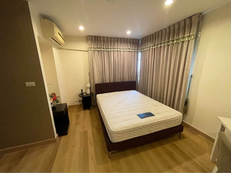 Spacious 3-bedroom condo at Sathorn Gardens. 230 sqm, high floor, near BTS Chong Nonsi. Rent 85,000 THB/month. Fully furnished with luxury facilities.